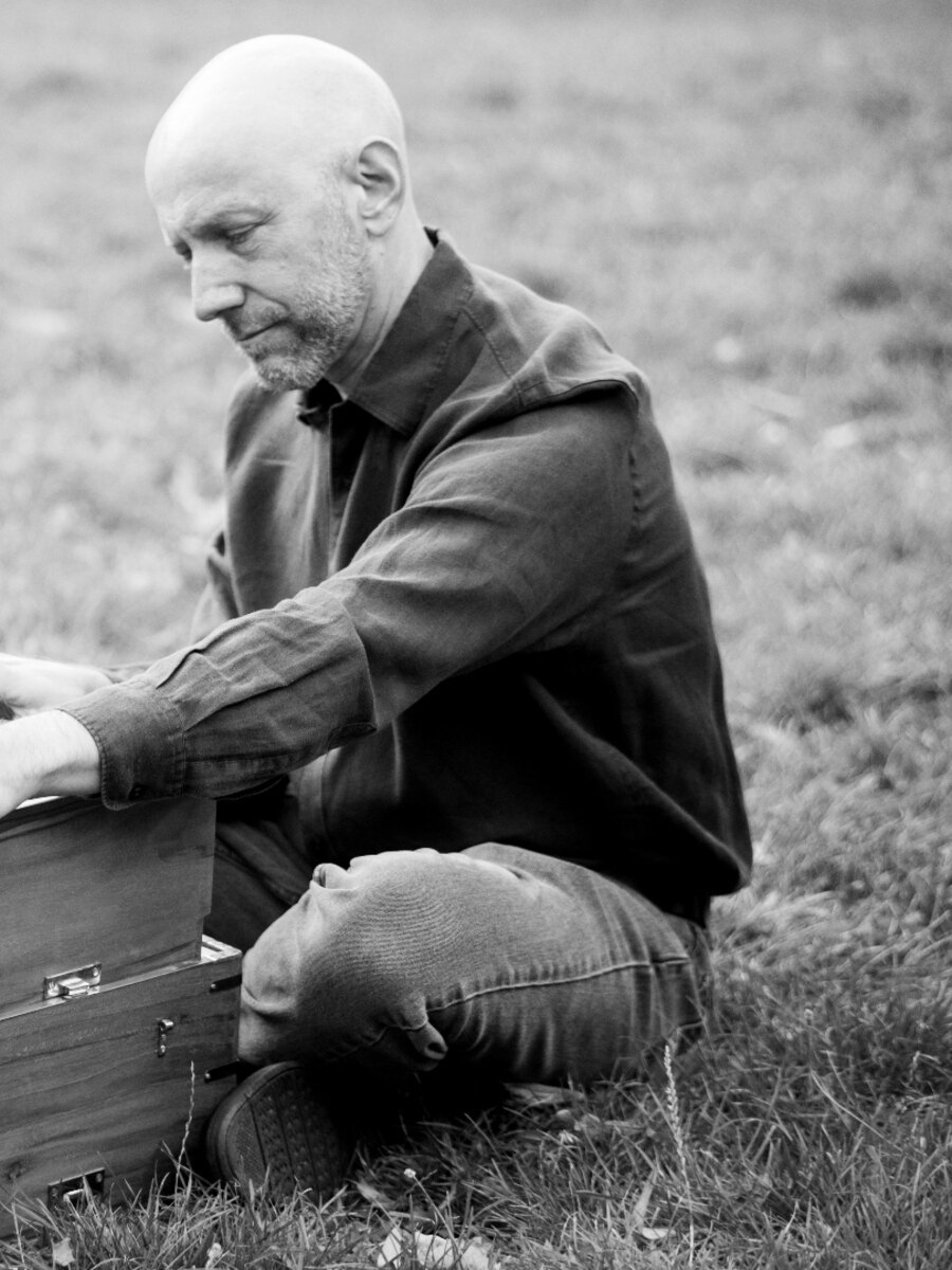 Jacob Greenberg am Indian Harmonium